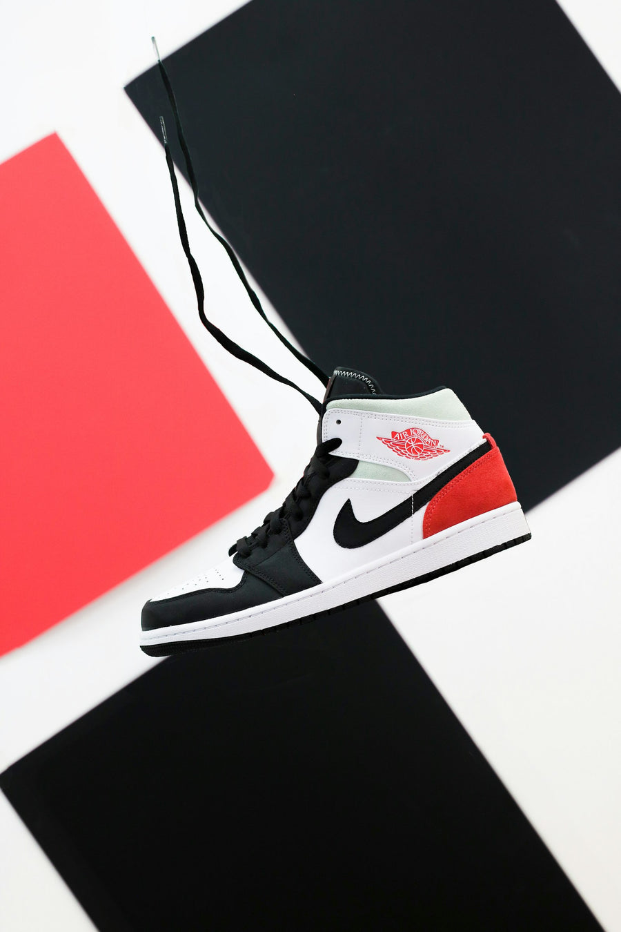 Jordan 1 Mid - Black / White